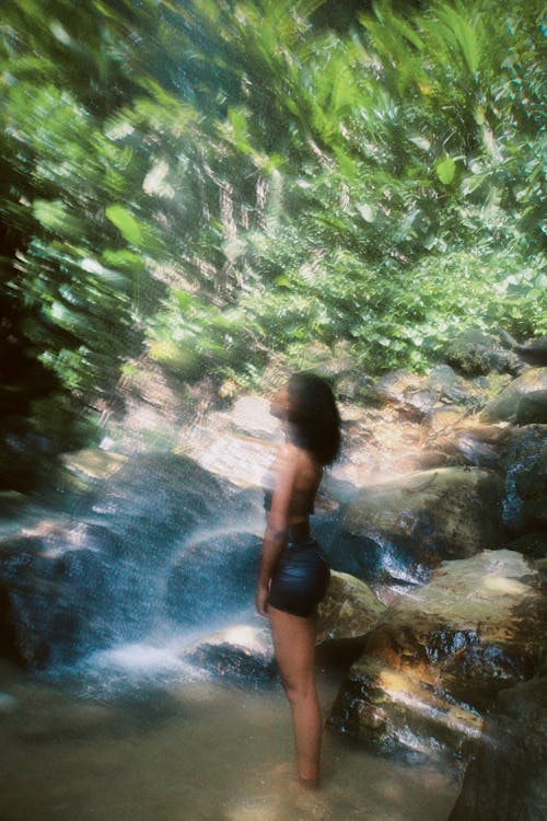 Foto profissional grátis de borrado, caminhada, corrente