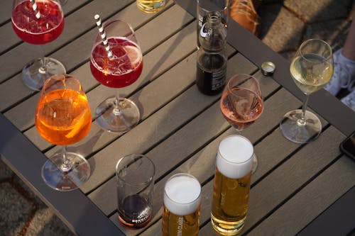 alkol, bardaklar, içecekler içeren Ücretsiz stok fotoğraf