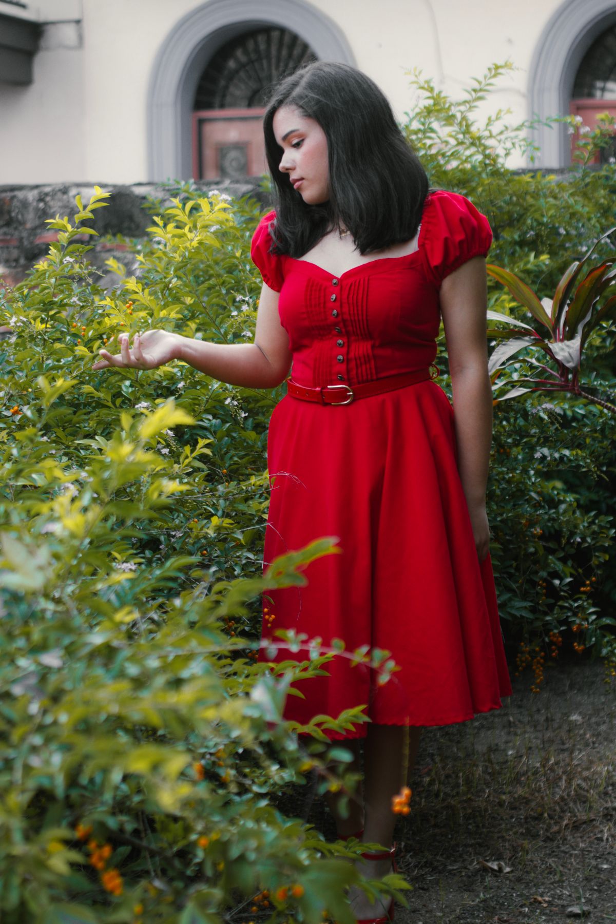 Vestido midi elegante em ambiente externo