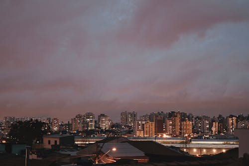 曇り空の下の建物の写真