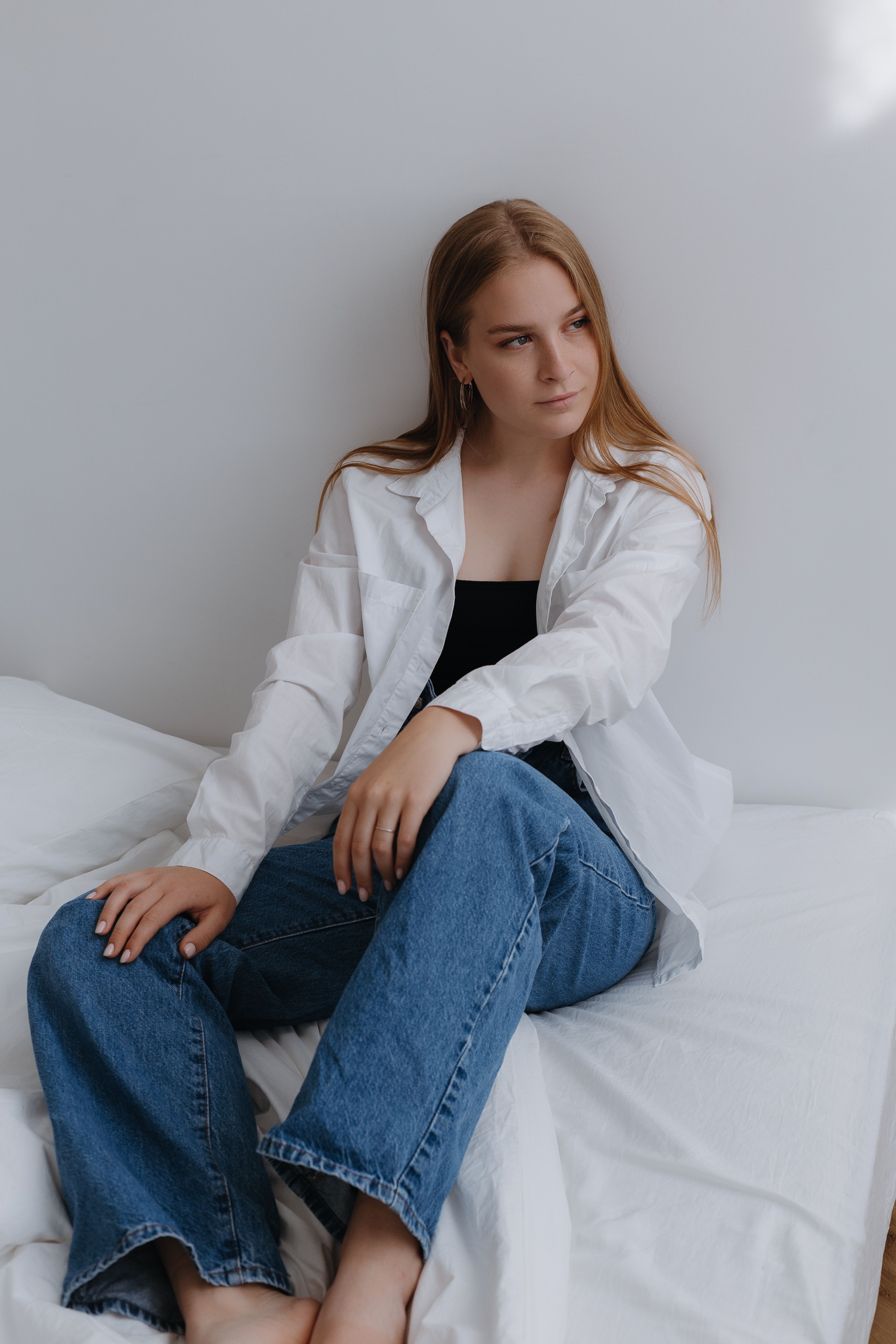 Woman Sitting and Posing on Bed · Free Stock Photo
