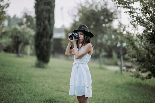 Darmowe zdjęcie z galerii z aparat, biała sukienka, fotografia mody