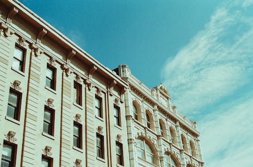 Kostenloses Stock Foto zu architektonische details, blauer himmel, fassade