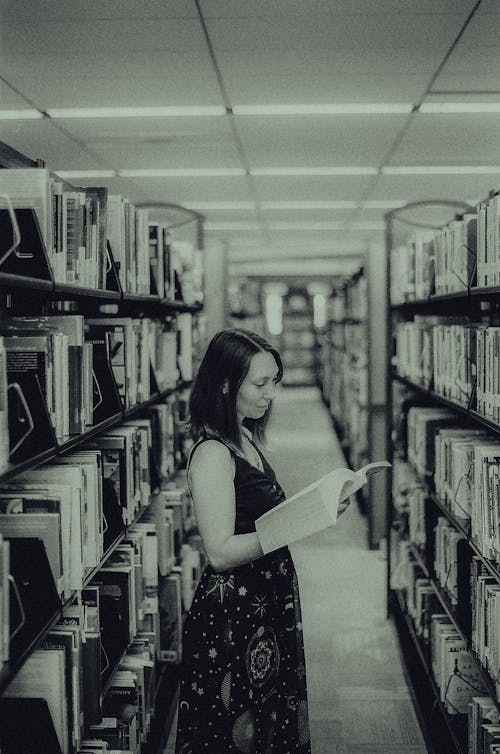 Immagine gratuita di bianco e nero, biblioteca, donna