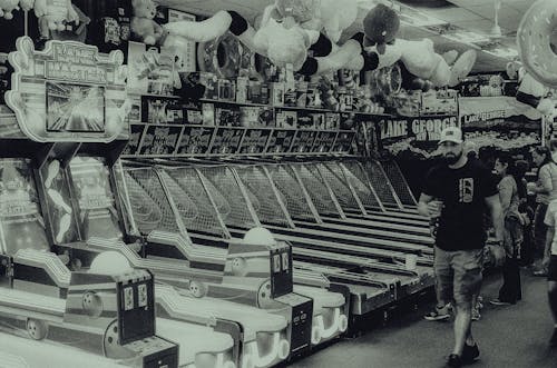 Foto stok gratis arkade, bowling, hitam & putih