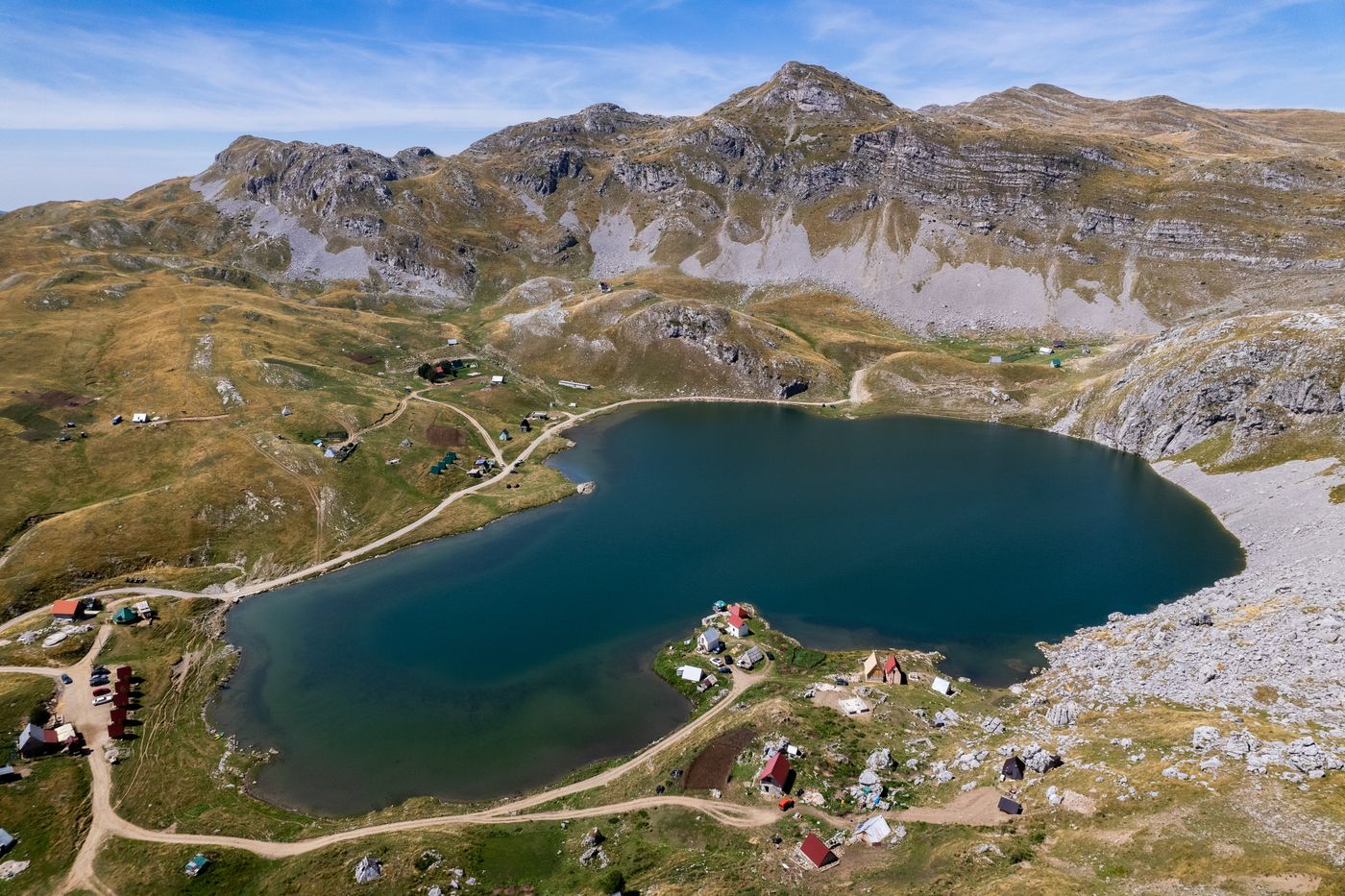 Kapetanovo-tó Montenegró hegyei között