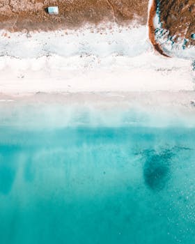 空中拍摄的原始海滩宁静宜人，绿松石水域清澈见底，是理想的暑假去处