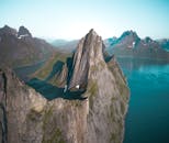 一幅令人叹为观止的鸟瞰图展现了崎岖的峡湾、宁静的水域和戏剧性的悬崖