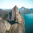 从空中俯瞰，锯齿状的山峰令人惊叹，宁静的水体尽收眼底