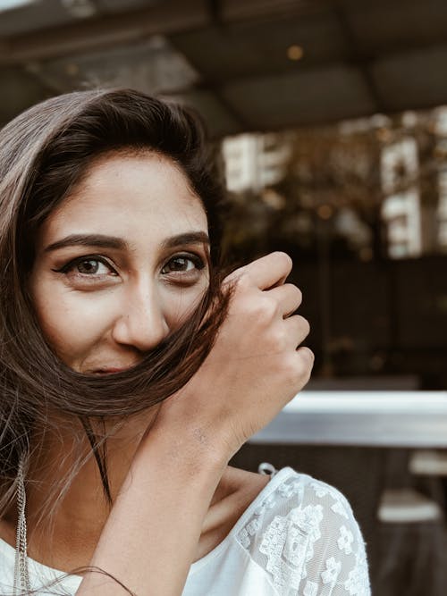 Photo De Femme Tenant Ses Cheveux Sur Sa Bouche