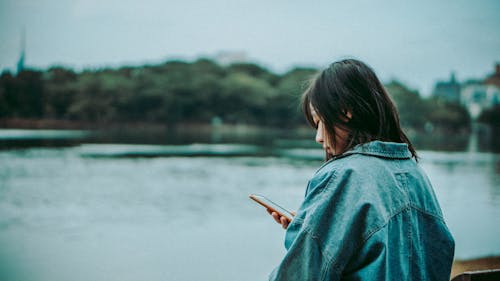 女人抱着她的智能手机的照片