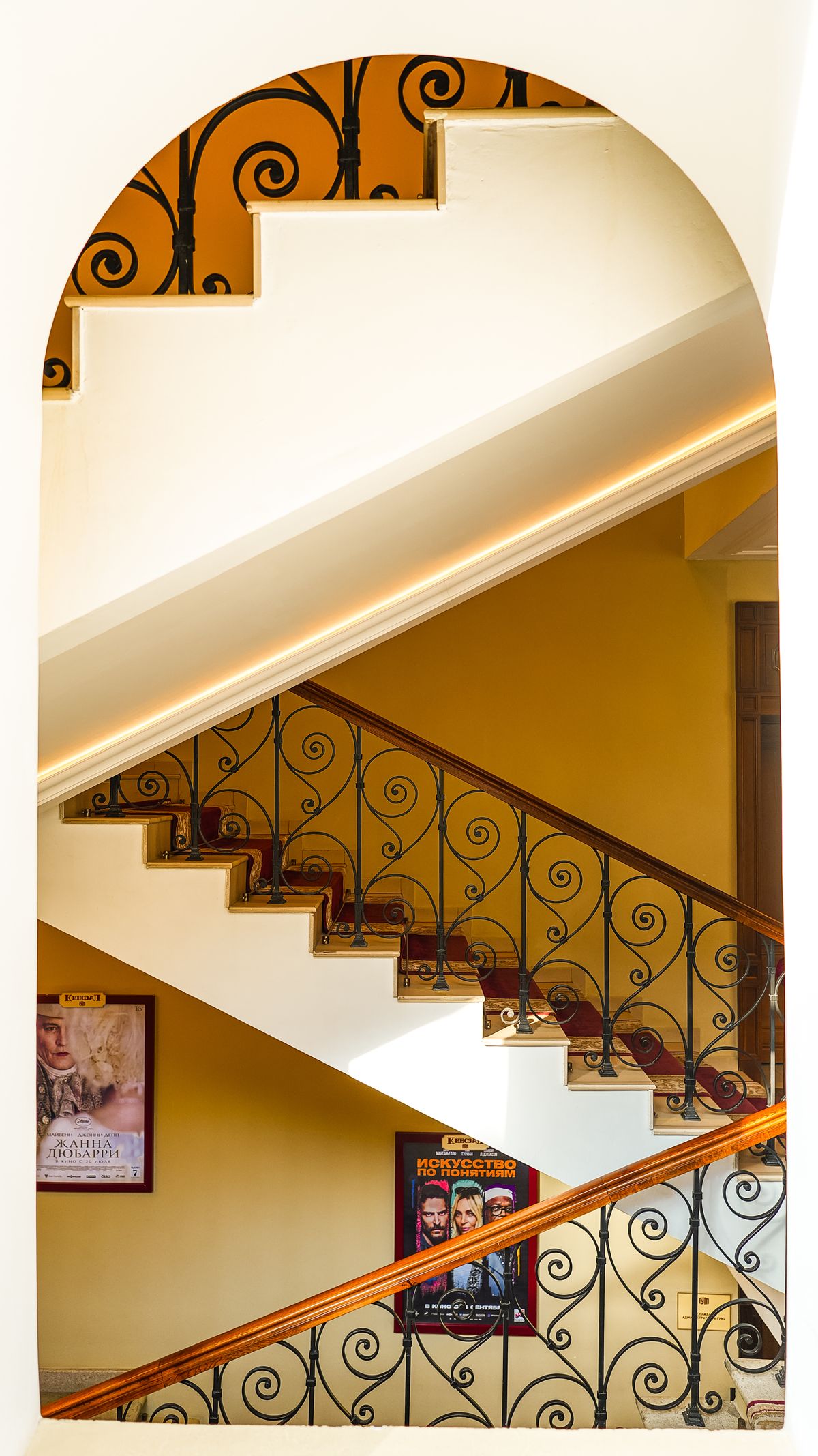 Curved residential staircase and intermediate landing geometry