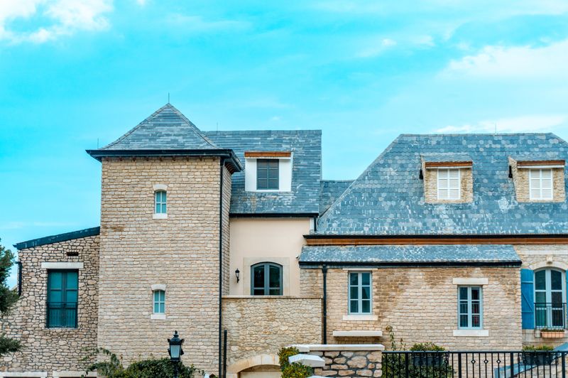 Toiture bretonne sous un ciel d'été avec mousse desséchée en surface