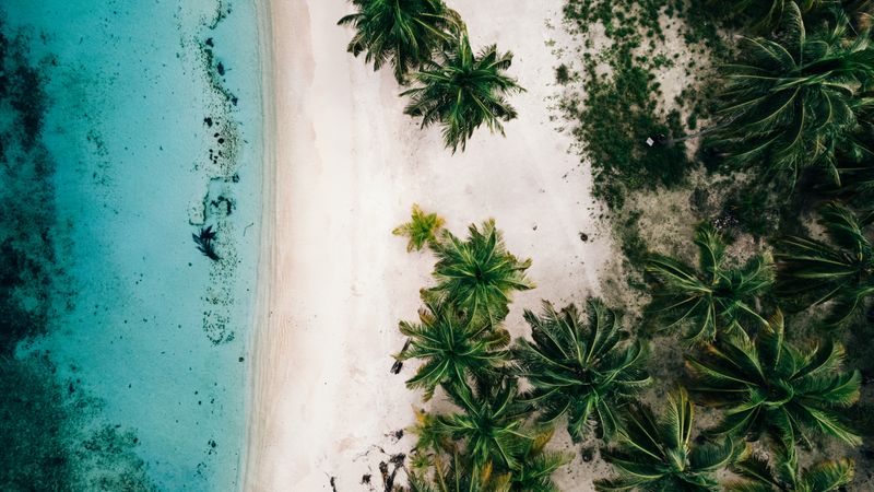 Gradasi air laut biru toska khas Pulau Derawan dilihat dari atas dermaga