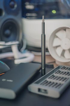 特写镜头下，凌乱的办公桌上放着一把磁性螺丝刀