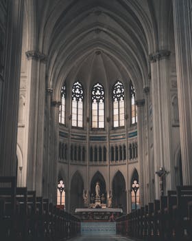 哥特式大教堂内部，迷人的景色展示了华丽的建筑和彩色玻璃窗