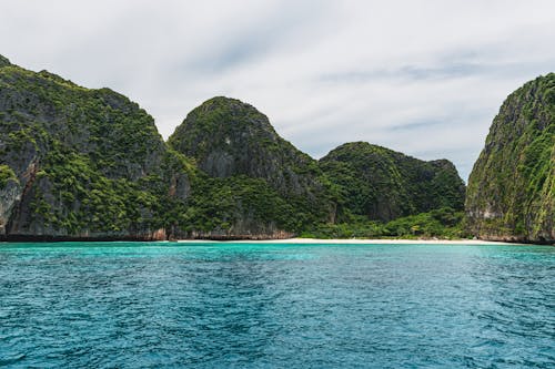 Foto profissional grátis de cadeia de montanhas, ilha phi phi, litoral