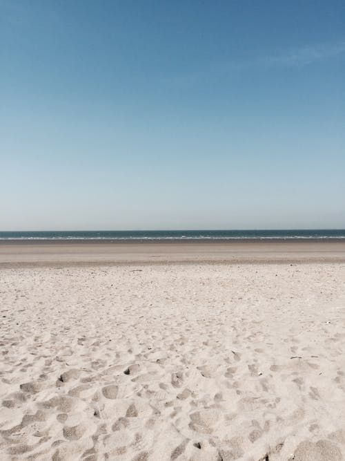 Бесплатное стоковое фото с вертикальный выстрел, горизонт, море