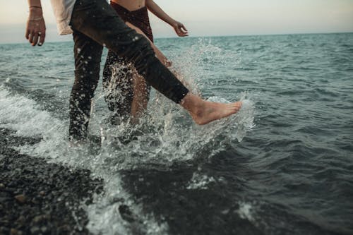 Immagine gratuita di avvicinamento, camminando in acqua, coppia