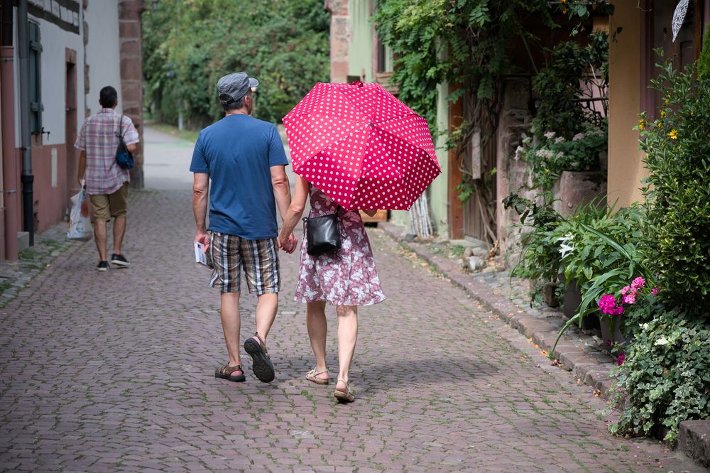 Stradă pavată cu case colorate din lemn în Kaysersberg, Alsacia