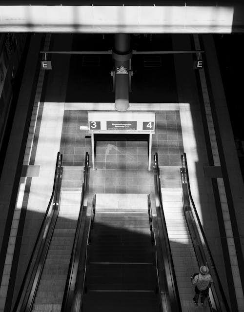 Základová fotografie zdarma na téma černobílý, eskalátory, metro