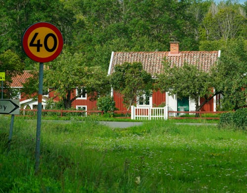 Ücretsiz 40 numara, çim, evler içeren Ücretsiz stok fotoğraf Stok Fotoğraflar