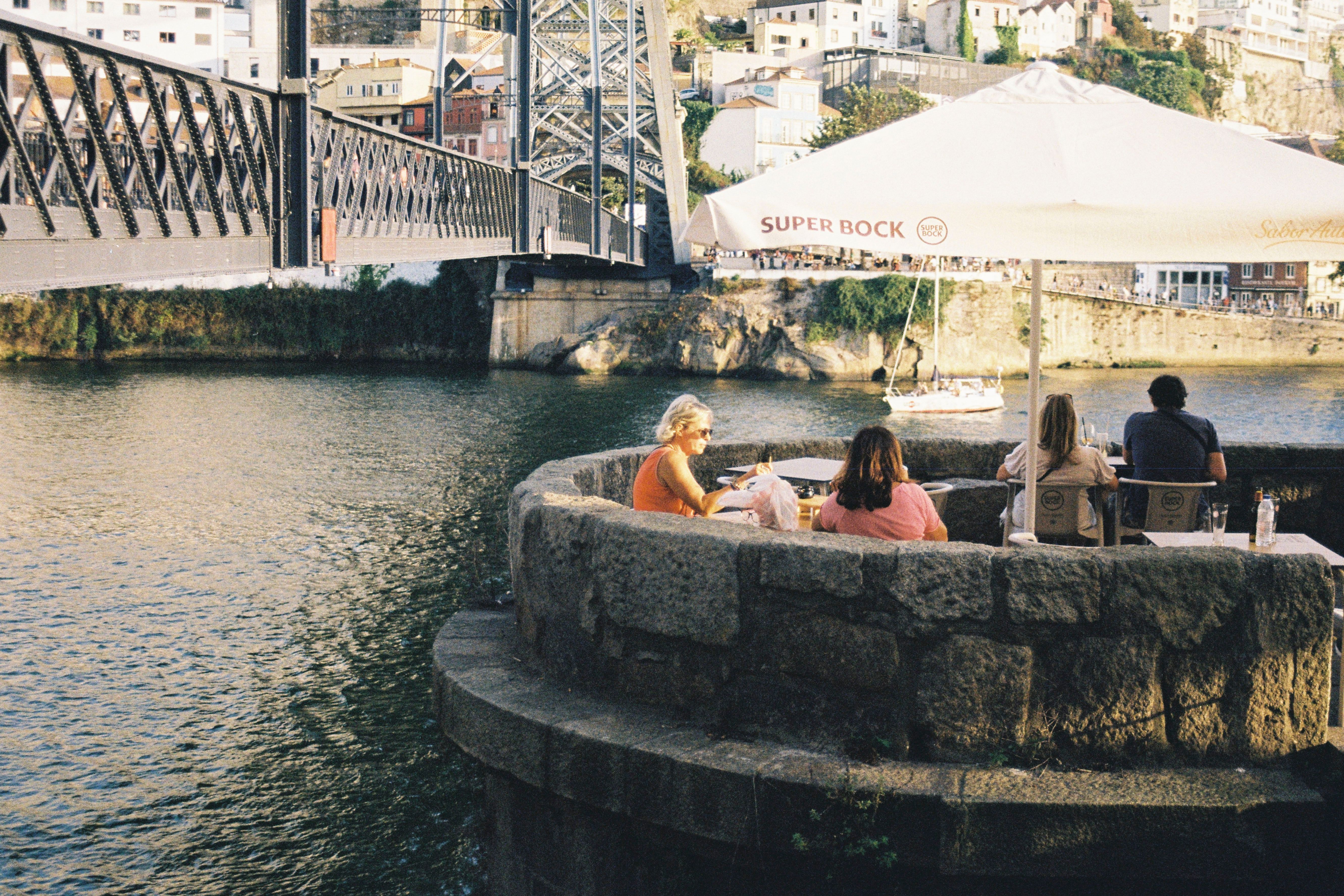 A bustling <span class="notranslate"><em>Café</em></span> in Porto, filled with people enjoying coffee and pastries.
