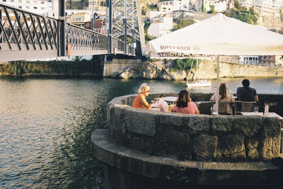 A bustling <span class="notranslate"><em>Café</em></span> in Porto, filled with people enjoying coffee and pastries.