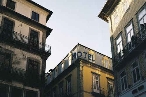 Бесплатное стоковое фото с балконы, городской, гостиница