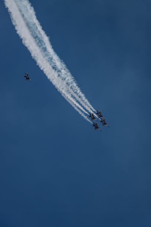 Gratis arkivbilde med blå himmel, fly, flyshow