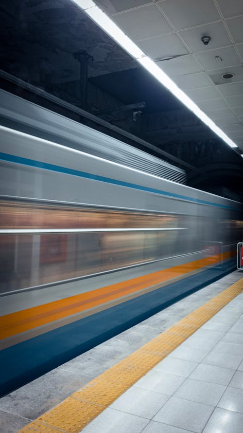 Imagine de stoc gratuită din fotografiere verticală, metrou, mișcare încețoșată