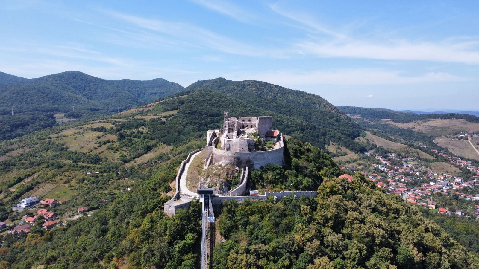 Cazare în Deva: Cetatea Deva pe deal, cu telecabina și orașul dedesubt
