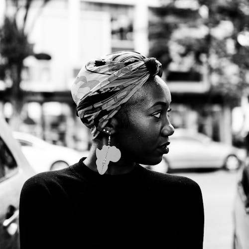 무료 귀걸이를 착용하는 여자의 흑백 사진 스톡 사진
