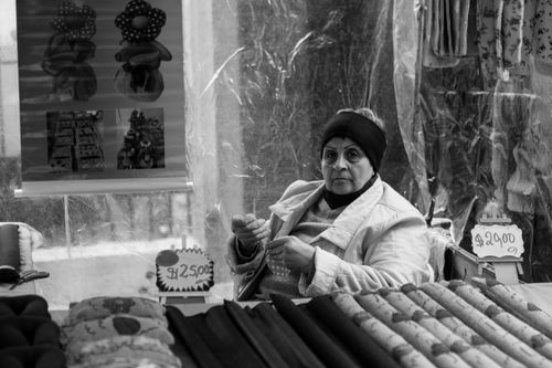 Free Portrait of an elderly woman at a market stall in Curitiba, Brazil. Black and white photography. Stock Photo