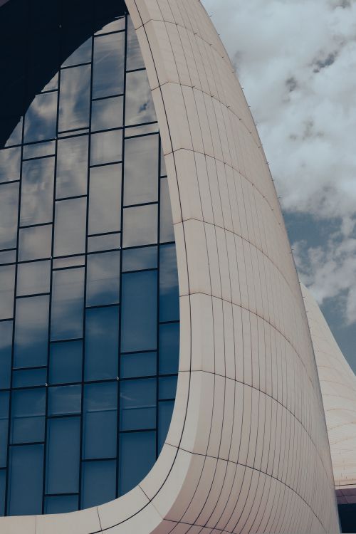 Free A striking vertical shot of the Heydar Aliyev Center's modern architecture in Baku, Azerbaijan. Stock Photo