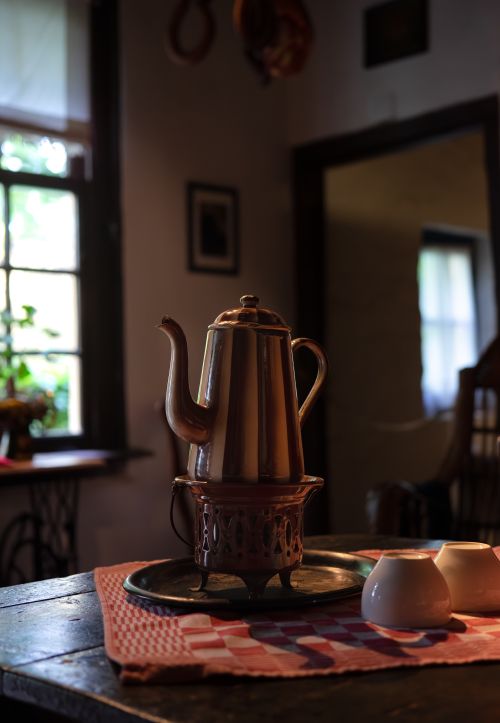 Free Warm interior scene with a vintage teapot and cups, invoking a cozy and nostalgic vibe. Stock Photo