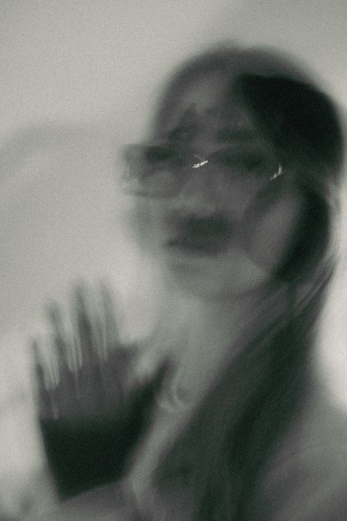 Free Black and white blurred portrait of a woman with eyeglasses, artistic style Stock Photo
