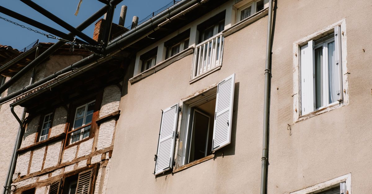 Ravalement de façade en bord de mer : contraintes du climat breton