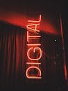 城市夜色中，一个带有“数字”文字的明亮红色霓虹灯标志，在窗帘背景下闪闪发光