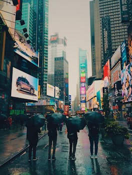 时代广场上，人们打着伞的活力场景展现了城市生活与广告牌的魅力