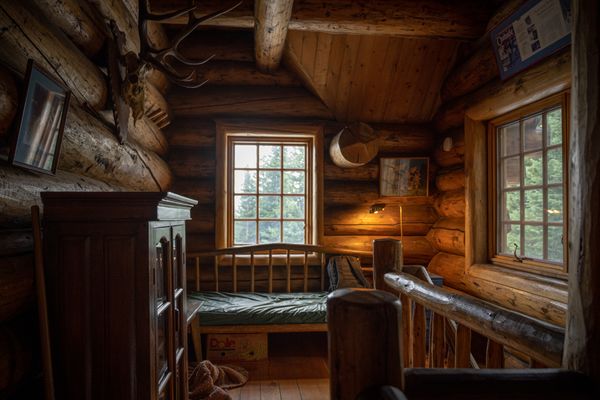 Log-cabin lodge suite
