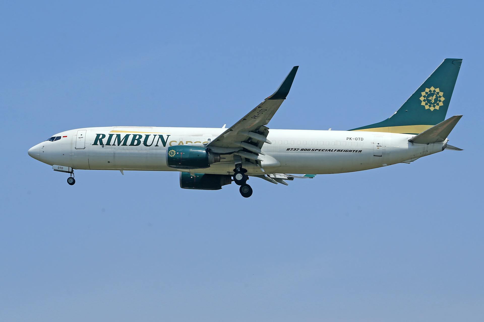 Rimbun Airlines cargo aircraft flying in clear blue sky.