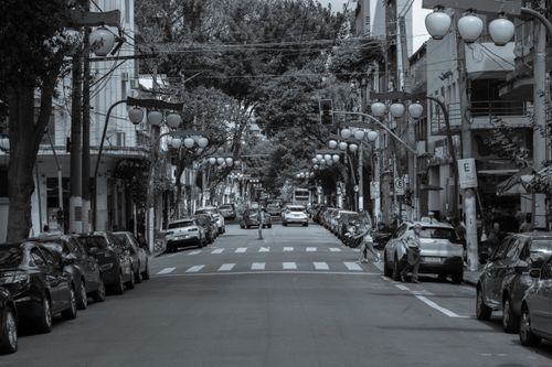 Free Black and white image of a bustling São Paulo street filled with cars and pedestrians. Stock Photo