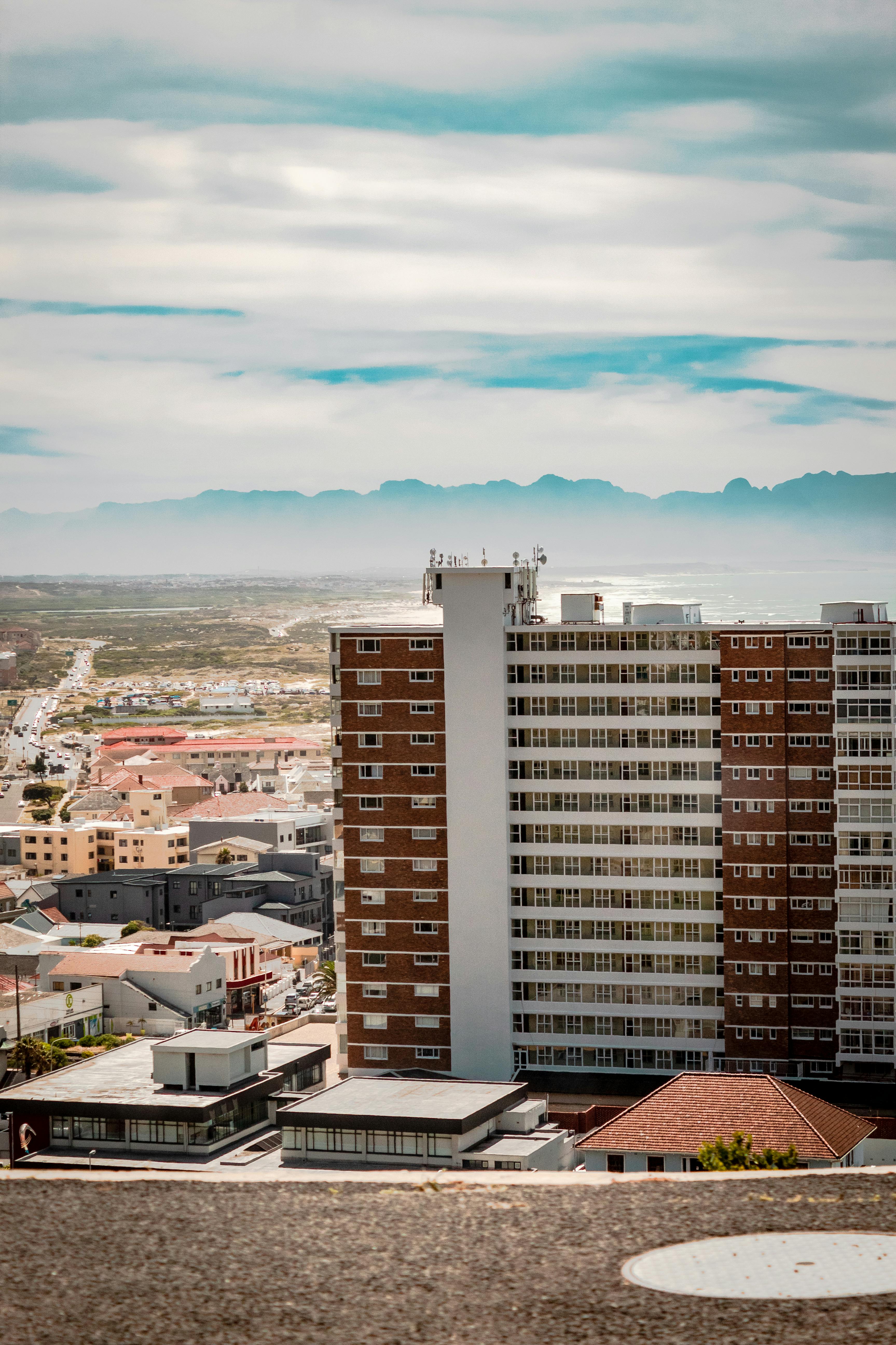 现代城市景观鸟瞰图展现了高层建筑和广阔的天际线