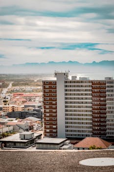 现代城市景观鸟瞰图展现了高层建筑和广阔的天际线