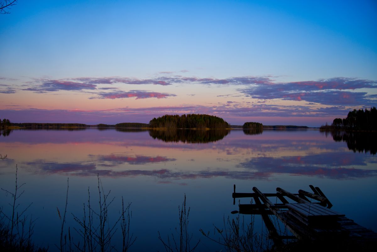 Lac cu ponton de lemn, seara