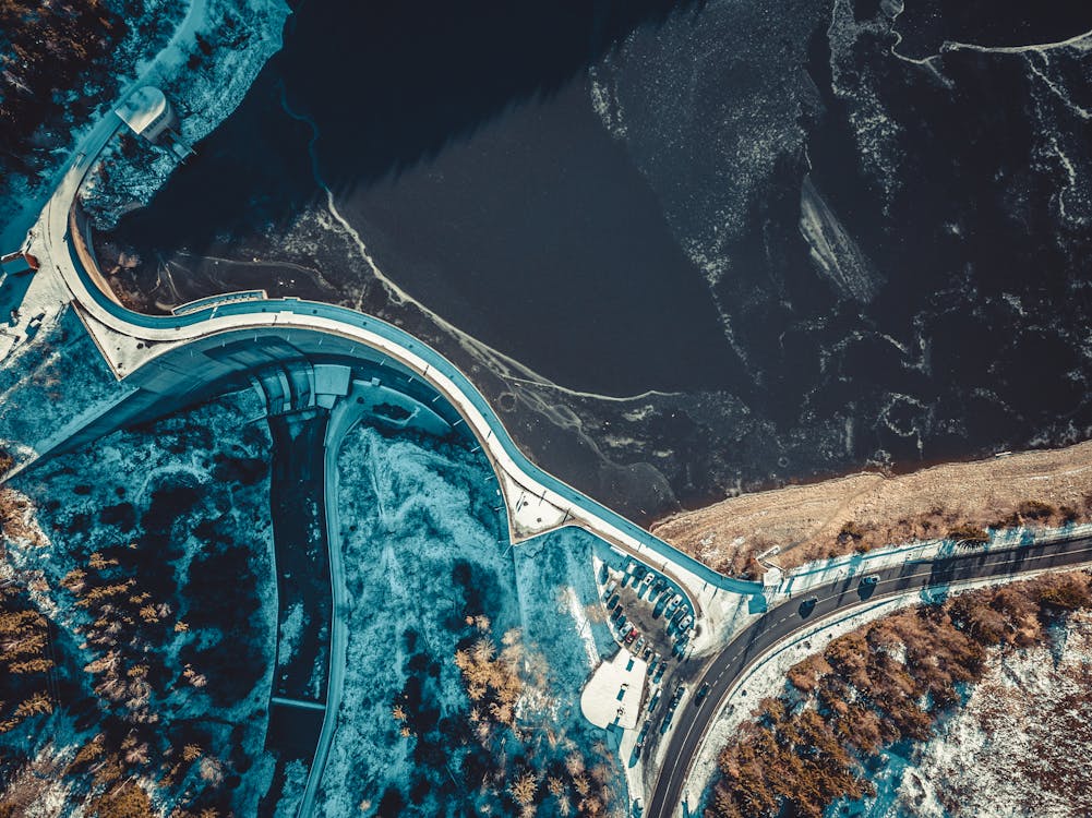 Fotografia Vista Dall'alto Della Strada Vicino Allo Specchio D'acqua