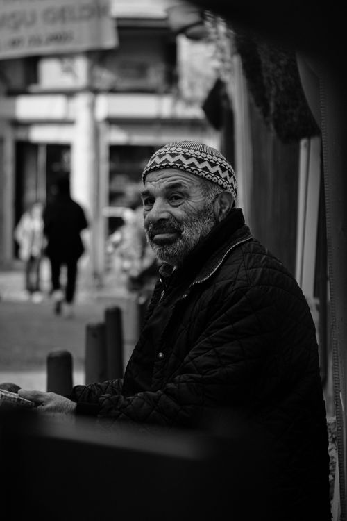 Free Black and white portrait of an elderly man in İstanbul, wearing a hat and jacket. Stock Photo