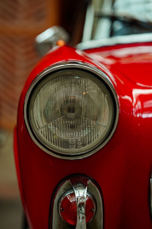 Free Detailed view of a red vintage car's headlight in Ankara, Türkiye. Stock Photo