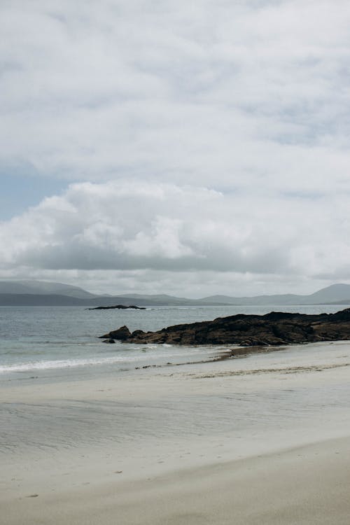 Бесплатное стоковое фото с вертикальный выстрел, живописный, море